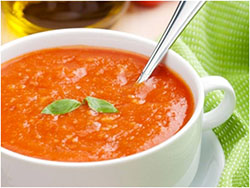 Supă rece de roșii cu busuioc